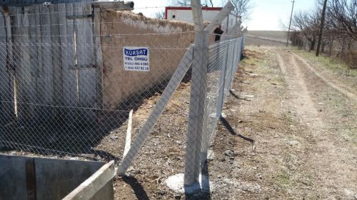 Eğik beton direkli kafes tel örgü uygulaması